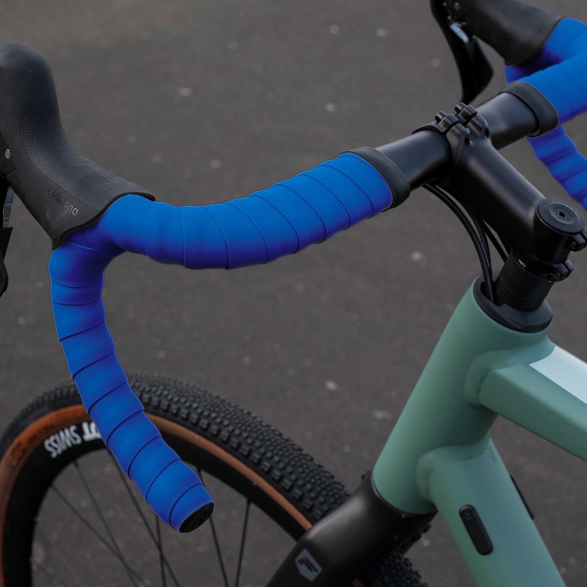 BBB Cycling Stuurlint Racefiets - Zelfklevend Stuurtape met Stretch Materiaal - Antislip - Lengte: 200cm - Dikte: 2mm - Inclusief Stuurdoppen - Blauw - RaceRibbon BHT-01