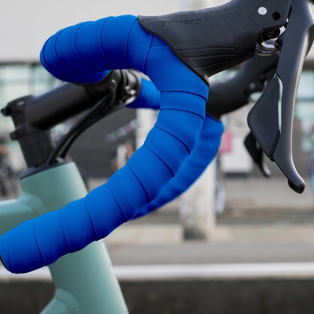 BBB Cycling Stuurlint Racefiets - Zelfklevend Stuurtape met Stretch Materiaal - Antislip - Lengte: 200cm - Dikte: 2mm - Inclusief Stuurdoppen - Blauw - RaceRibbon BHT-01