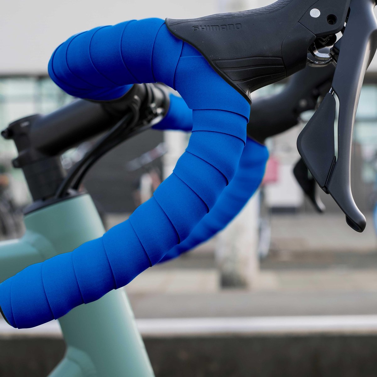 BBB Cycling Stuurlint Racefiets - Zelfklevend Stuurtape met Stretch Materiaal - Antislip - Lengte: 200cm - Dikte: 2mm - Inclusief Stuurdoppen - Blauw - RaceRibbon BHT-01