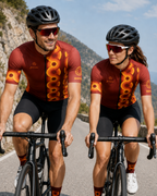 Model op racefiets met het ademende Fortissima Retro Waves wielershirt aan