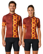 Fortissima Retro Waves fietsshirt met korte mouwen gedragen door een model man en vrouw