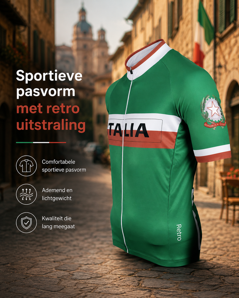 Retro Italia wielershirt met korte mouwen in groen, wit en rood tegen een sfeervolle Italiaanse stadsachtergrond.